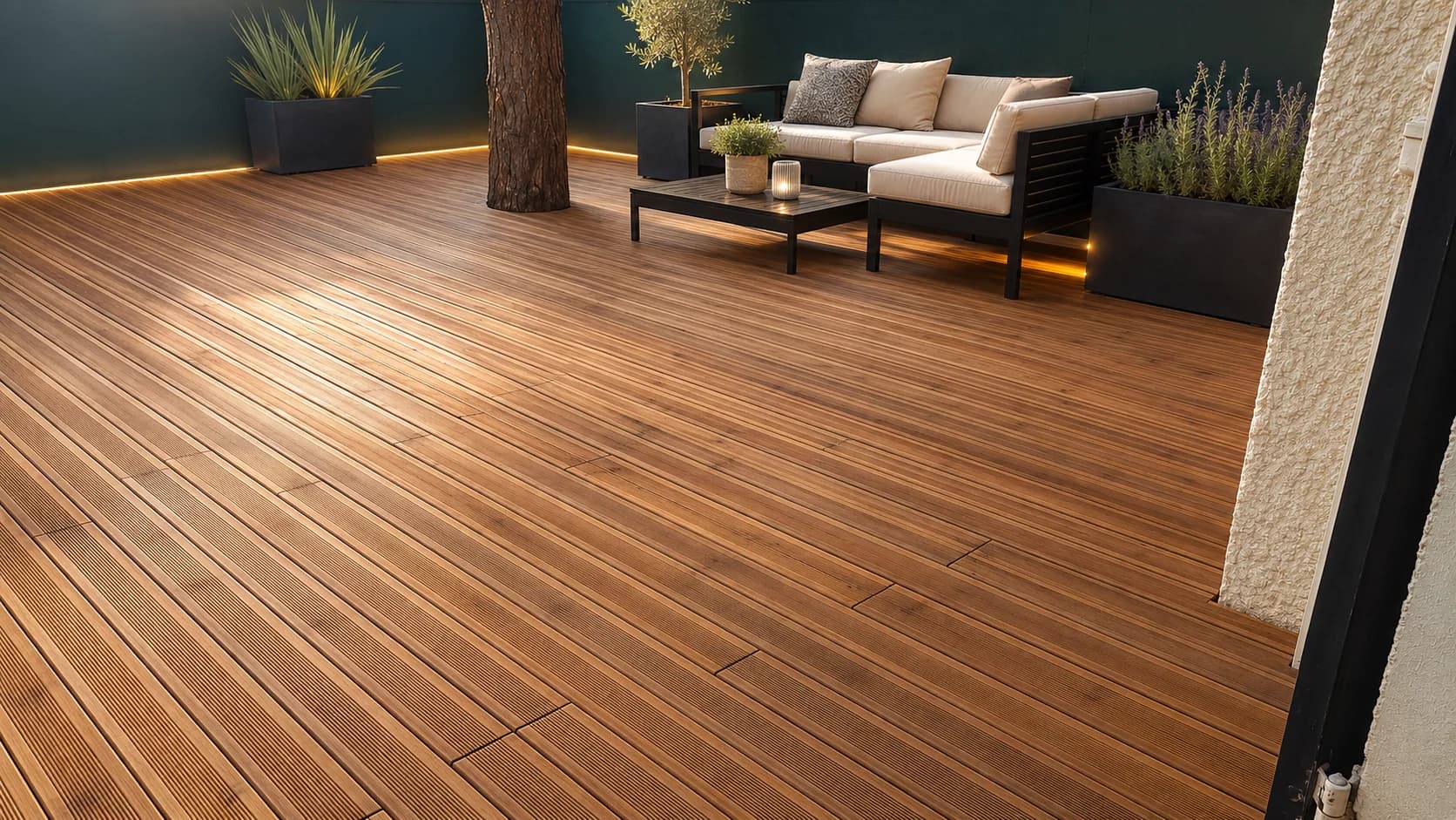 Terrasse bois achevée avec éclairage intégré, mobilier et plantations